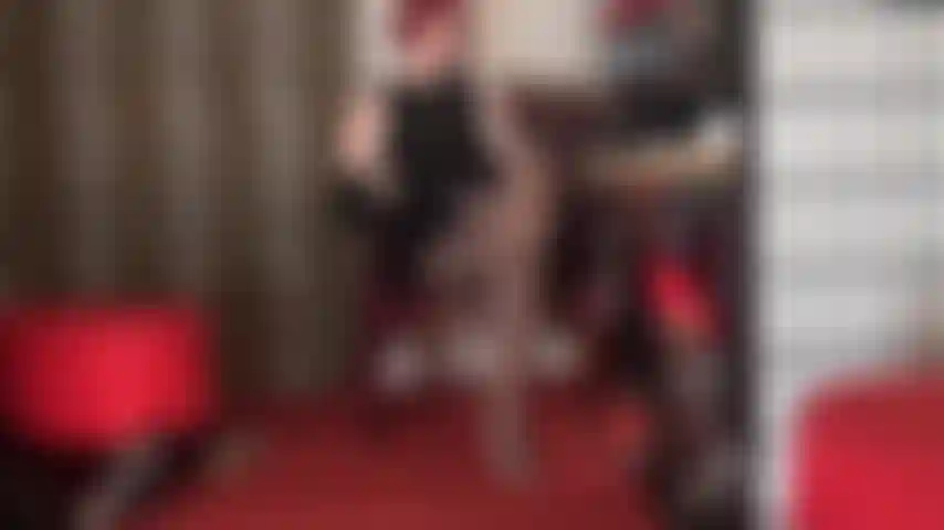 La mia piccola puttana in nylon, la mia padrona ti ha intrappolato senza via di scampo. Incapace di resistere alle sue gambe e alle sue calze, mentre il tuo cazzo da schiavo viene svuotato tra le sue gambe incrociate e nelle sue calze, un grosso cazzo nero si avvicina da dietro...