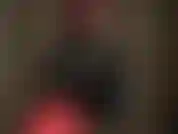 Strati di lattice: la padrona aggiunge una camicetta nera al suo completo di gomma.