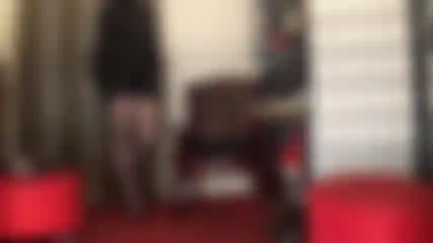 Seduzione con le calze con cucitura: non c'è niente di più seducente della cucitura posteriore di un paio di calze di nylon nere trasparenti. La padrona sa come stuzzicarti con le sue gambe incredibilmente lunghe e il suo culo in collant.