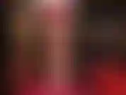 Ecco una breve e sexy provocazione con la padrona che indossa un vestito rosso, collant marroni lucidi, giacca di pelle bianca e tacchi, e che solleva il suo vestito sexy per darti il permesso di adorare il suo sedere.