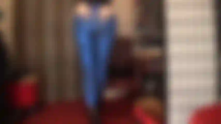 Adoro il mio corpo indossando leggings blu metallizzati e stivaletti neri.