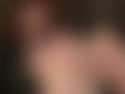 I gustosi piedi nudi sudati della padrona con la saliva: puliscili, inala il loro profumo inebriante, succhia le mie belle dita dei piedi e bevi il mio delizioso sputo dalle mie piante.