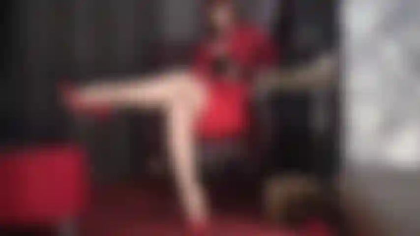 La donna in nylon rosso munge il tuo cazzo usando il potere delle sue incredibili gambe incrociate sui tacchi più alti. (Femdom, dominazione, adorazione delle gambe, sega, collant, stiletti, tacchi alti, guanti di pelle, guanti, camicetta di raso, dildo, rossa).
