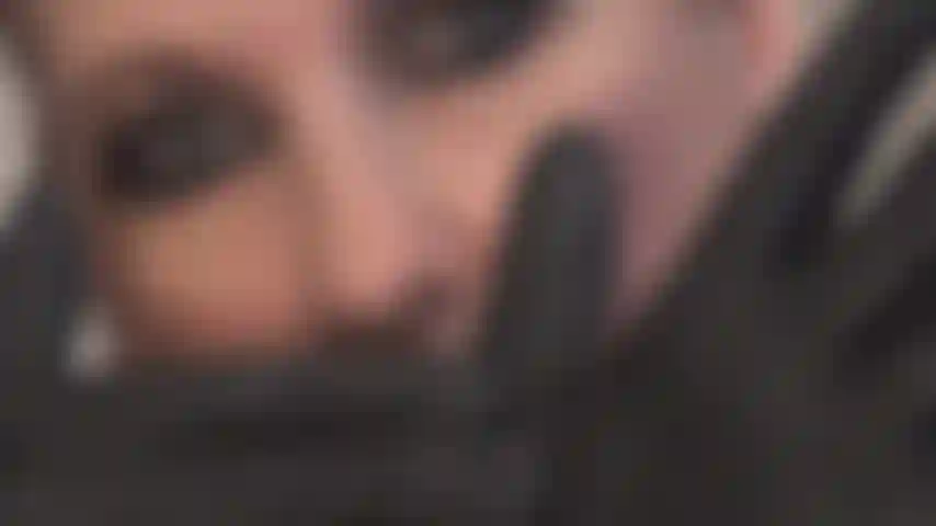 Feticista dei guanti in pelle nera: l'amante dei guanti può adorare un paio di splendidi guanti in pelle della vasta collezione di mistress vivian.