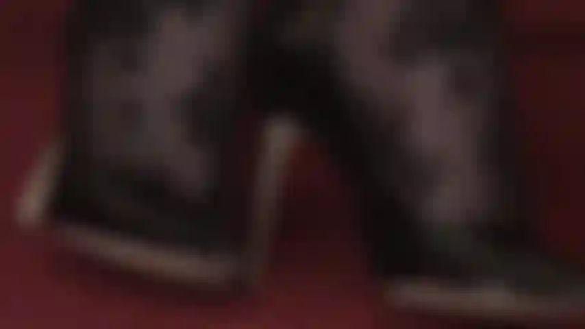 Innamorata dei tacchi della padrona: bellissime scarpe nere lucide di vernice, la padrona ti chiede di baciarle e leccarle. Puliscile da cima a fondo, senti la tomaia liscia sulla tua lingua, il tacco che scivola nella tua bocca... Ora spingi il tuo cazzo tra la scarpa e il piede e...