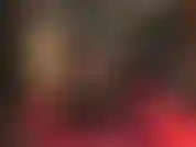 Adoro la pelle: stivali alti fino al ginocchio, collant neri, minigonna di pelle e giacca con guanti.