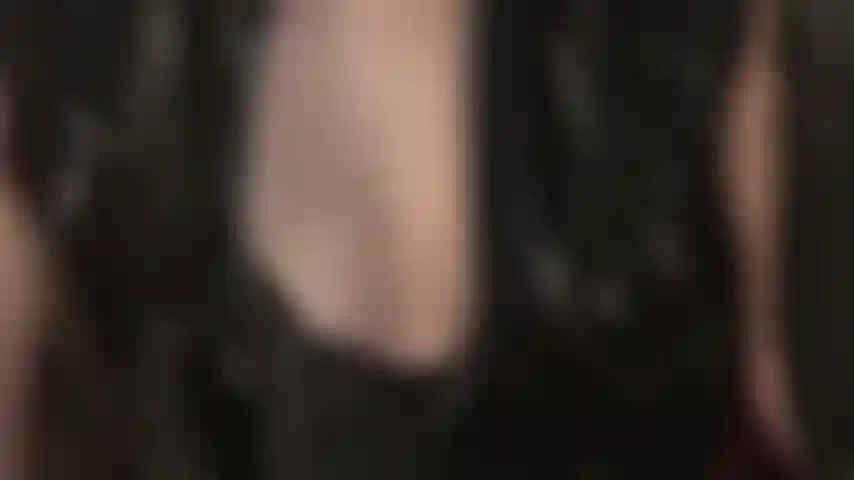 Sogni il seno meraviglioso della tua dea... Guardala stuzzicare con la sua scollatura sexy nel reggiseno di pizzo nero.