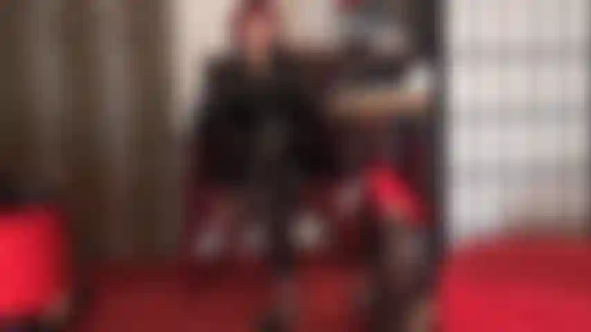 Vestita con una tuta in pvc nero lucido, la padrona ti trasforma nella sua puttana del cazzo. Questo cazzo è reso irresistibile dalla padrona vivian.