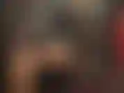 Una padrona vestita di gomma nera: stivali alti e lucidi abbinati a un sexy completo in lattice nero lucido.