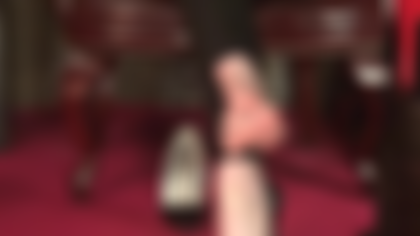 Adoro i piedi nudi, calpesto il dildo: dopo che mi hai annusato i piedi sudati, metterò tutto il mio peso sul tuo cazzo e sulle tue palle, facendoti sentire quei fantastici piedi nudi calpestarti.