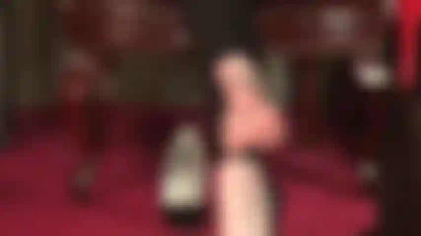 Adoro i piedi nudi, calpesto il dildo: dopo che mi hai annusato i piedi sudati, metterò tutto il mio peso sul tuo cazzo e sulle tue palle, facendoti sentire quei fantastici piedi nudi calpestarti.