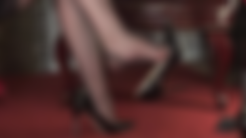 Gioco di scarpe a piedi nudi: una splendida vista laterale degli alti archi della padrona vivian con calze cubane e piedi nudi che penzolano da sexy décolleté nere con punta aperta.