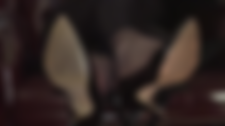 Lecca le mie scarpe sporche fino a pulirle: le caviglie incrociate della padrona ti eccitano tantissimo mentre fa penzolare le sue décolleté nere di vernice e ti tenta con i suoi piedi in collant. La tua ricompensa: annusare e leccare queste meravigliose dita dei piedi in nylon.