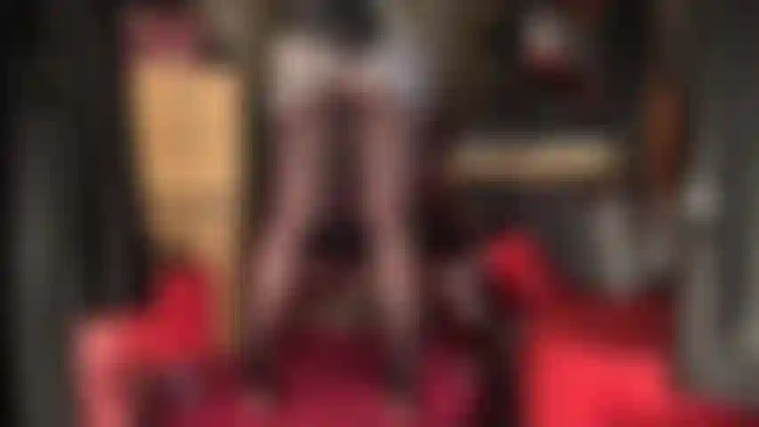 Che stuzzica con la sua minigonna in raso argentato lucido, scatta foto sotto la gonna e adora i collant.