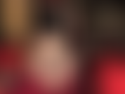 Culo nudo, piedi nudi, piante sexy e archi plantari alti, che accarezza uno strapon bianco.