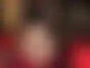 Culo nudo, piedi nudi, piante sexy e archi plantari alti, che accarezza uno strapon bianco.