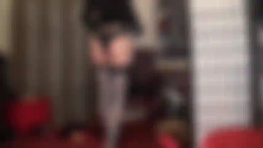 Con calze grigio-blu lucide su collant color carne e stivali con tacco a spillo blu e lacci.