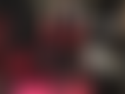 La tua dea in lattice accarezza uno strapon bbc nelle sue mani guantate di gomma...