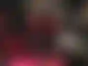 La tua dea in lattice accarezza uno strapon bbc nelle sue mani guantate di gomma...