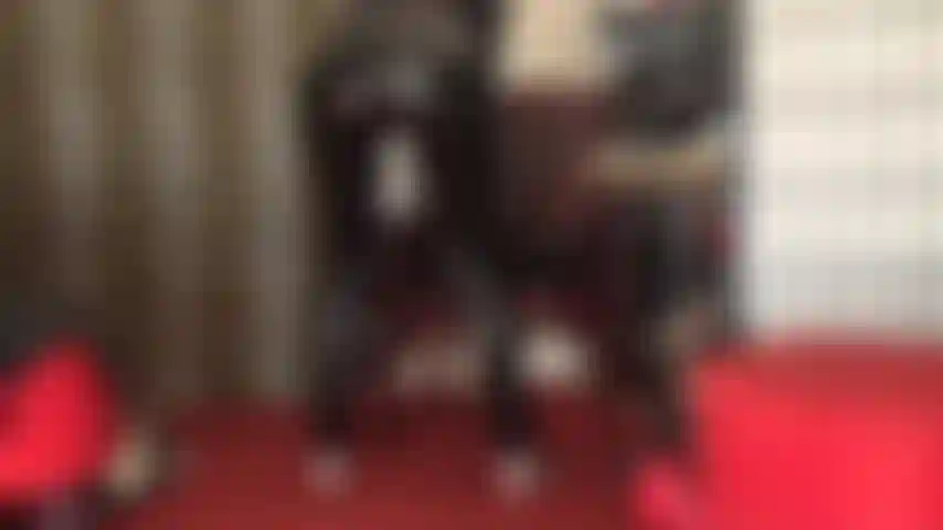 Masturba il tuo cazzo nel mio culo con dei jeans attillati e lucidi in pvc!