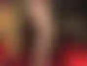 Seducente provocazione con le gambe in collant color oro extra lucido, tacchi a spillo e pegging con un grosso strap-on nero da 8 pollici.