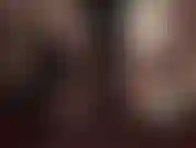 Con seghe e tacchi alti, con tacchi e guanti bianchi e neri.