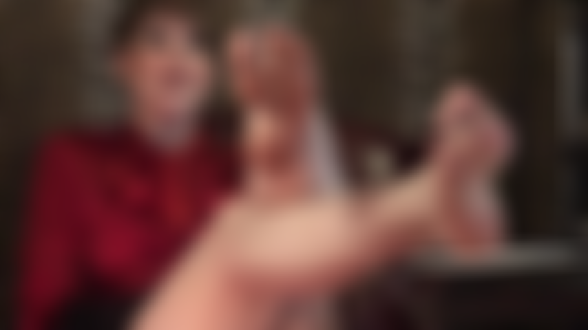 Piedi nudi meravigliosi: ammirate le morbide piante dei piedi e le graziose dita della padrona vivian mentre muove i piedi.