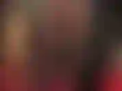 La padrona mi stuzzica con il suo enorme cazzo nero, la scollatura e il culo in collant a rete con cuciture.