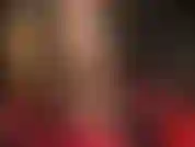 Con delle gambe meravigliose in nylon lucido e dei collant dorati lucidi.