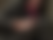 Ami davvero i jeans in pvc lucido. Abbandonati al tuo feticismo con la padrona vivian vestita elegantemente con parrucca lunga, occhiali, braccialetti, sciarpa di seta, smalto per unghie, baci e leccate sui pantaloni lucidi.