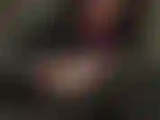 Ami davvero i jeans in pvc lucido. Abbandonati al tuo feticismo con la padrona vivian vestita elegantemente con parrucca lunga, occhiali, braccialetti, sciarpa di seta, smalto per unghie, baci e leccate sui pantaloni lucidi.