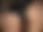 Piace fare facesitting: annuso il mio culo indossando pantaloncini effetto bagnato e collant lucidi.