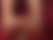 Faccio footjob a piedi nudi su un dildo bianco non circonciso: la padrona stuzzica questo cazzo con tutte le sue forze, facendo scivolare delicatamente le dita dei piedi lungo l'asta, avvolgendole intorno alla testa, muovendo gli archi su e giù...