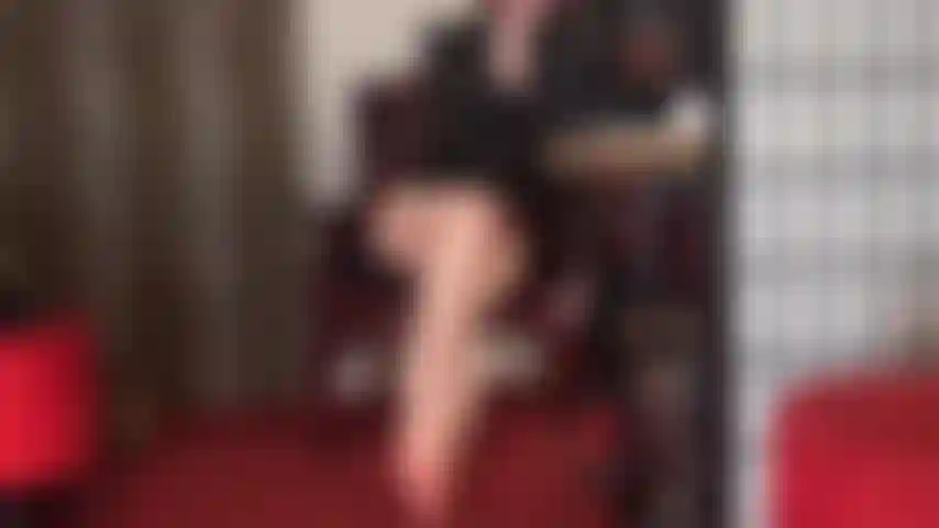 Uno dei culi più belli e i piedi nudi - so quanto sei debole per il mio culo nudo e i miei piedi insieme. Un perizoma rosso caldo e suole morbide - l'unica cosa migliore è aggiungere un grosso strap-on che penzola tra gli archi.