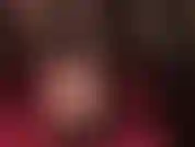 Con le dita dei piedi nude che spuntano da sexy e lucide peeptoe, prima con un piccolo plateau, poi con un paio di sabot con plateau estremo, altissimi e super sexy. Così dannatamente sexy.