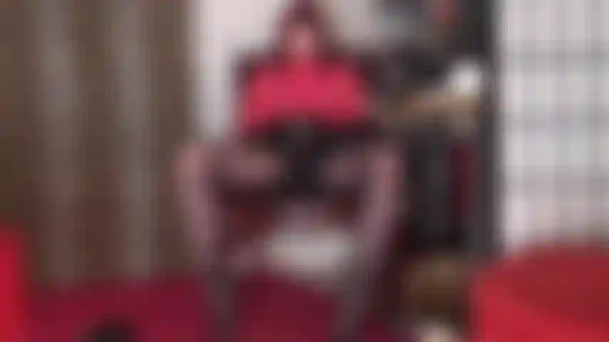 Il tuo piccolo pisello è inutile. Perché dovrebbe ricevere attenzione? Vuoi un piccolo bacio? Non bacerei mai un micro cazzo come quello! Grande appena quanto il mio dito medio! Quello che servirai è un grosso cazzo nero!