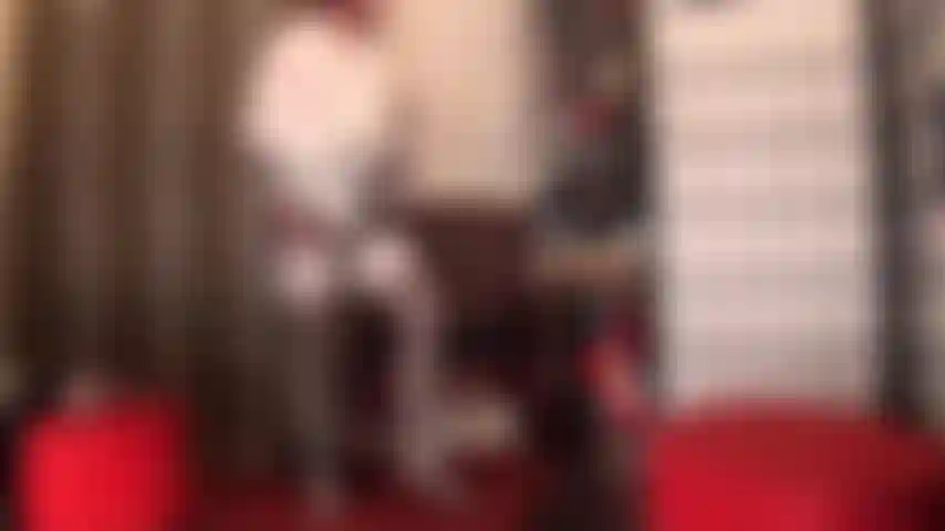 Dominazione con strap-on in raso bianco e calze lucide sopra i collant. La padrona ti scoperà la faccia con il suo grosso cazzo bianco. 10 Centimetri che ti scivolano in gola sono esattamente ciò di cui hai bisogno in questo momento, sentire le mie calze di nylon setose sfiorarti il viso.