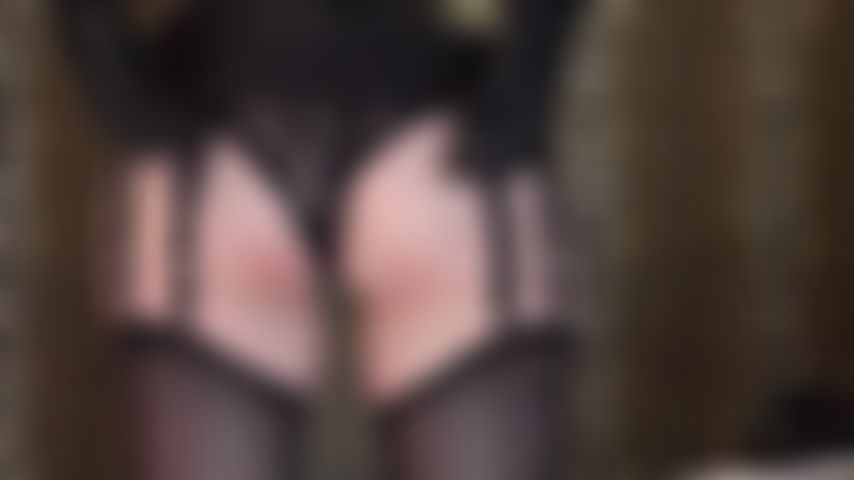 Adoro la lingerie: mutandine sexy in pizzo nero, reggicalze a 12 cinturini e calze. Adoro le meravigliose curve della tua dea.