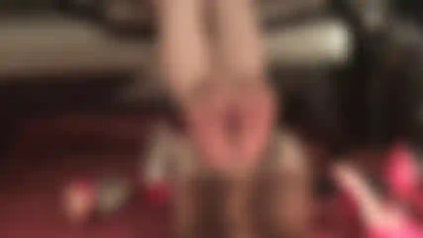 Adorazione dei piedi in collant: le bellissime suole dei collant color sabbia della mia padrona sono appoggiate sul suo poggiapiedi, circondate da tacchi a spillo sexy.