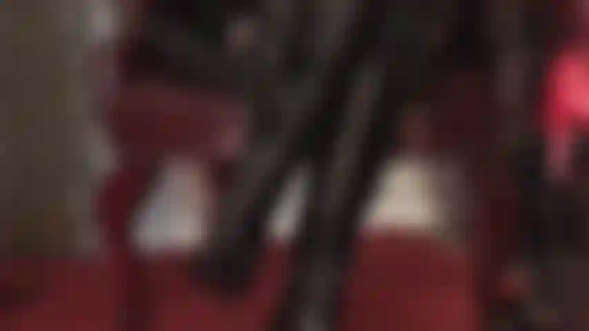 Gli amanti del pvc si divertiranno a guardare la padrona che indossa guanti di vinile lucido mentre accarezza delicatamente i suoi stivali di vernice lucida.