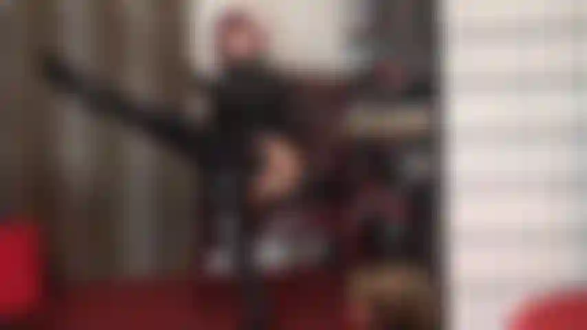 Mutandine nere lucide e metalliche, giarrettiere e stivali stuzzicano il tuo cazzo da schiavo.