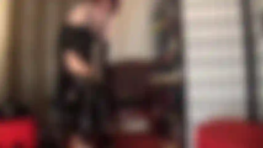 Ammira le mie curve lucenti nella mia tuta nera in pvc.