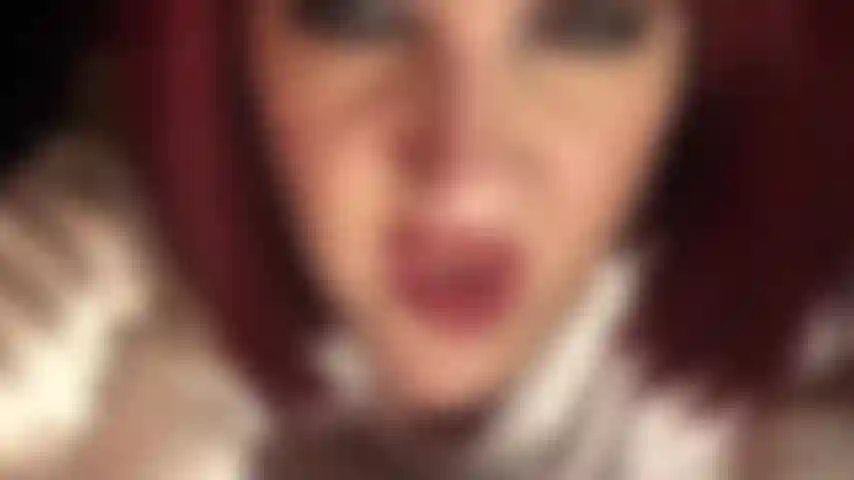 La padrona ti ha conquistato con i suoi guanti di raso morbidi come la seta e lucidissimi.