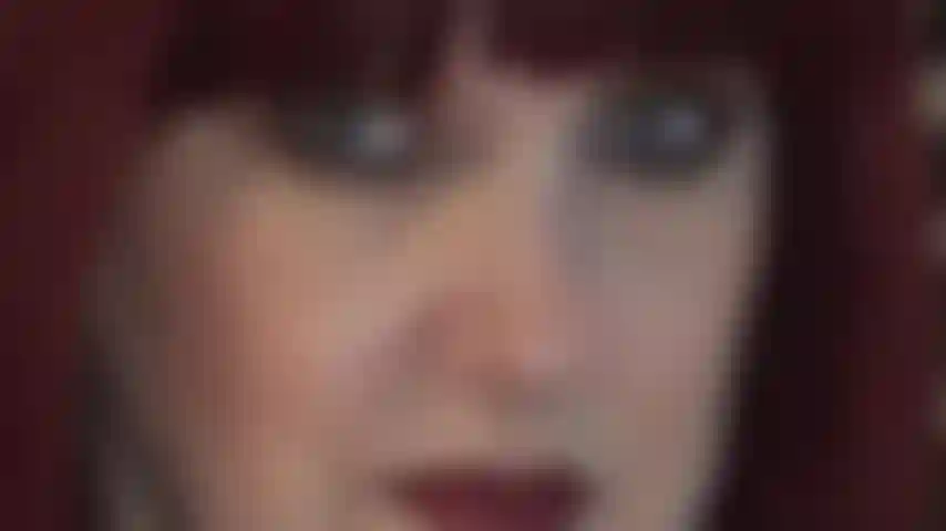 La padrona ti fa tremare le ginocchia con il suo sguardo intenso.