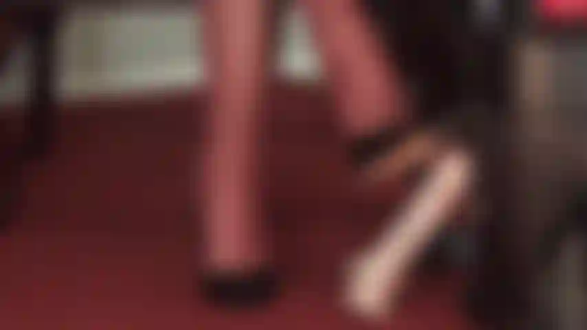 Il tocco delicato dei tacchi alti della padrona è ciò che il tuo schiavo desidera in questo momento.