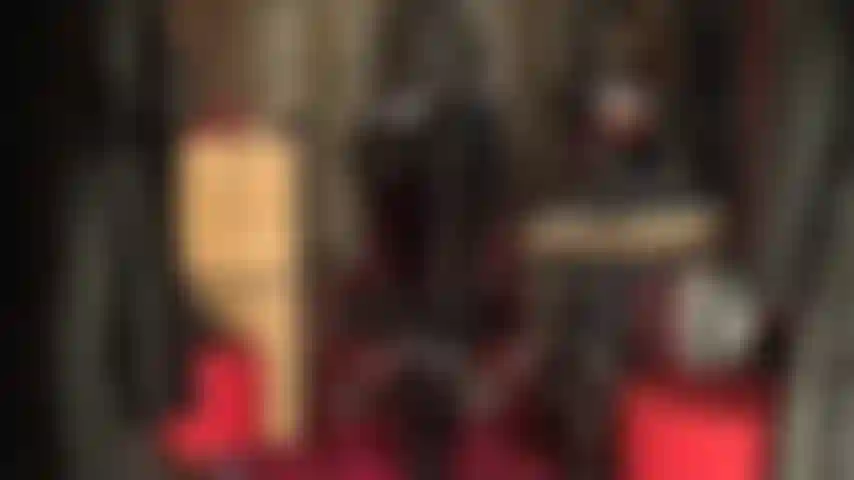 Catwoman pretende di essere adorata per le sue curve scintillanti nella tuta in pvc, mostrando il suo sedere perfetto e le sue gambe con gli stivali.