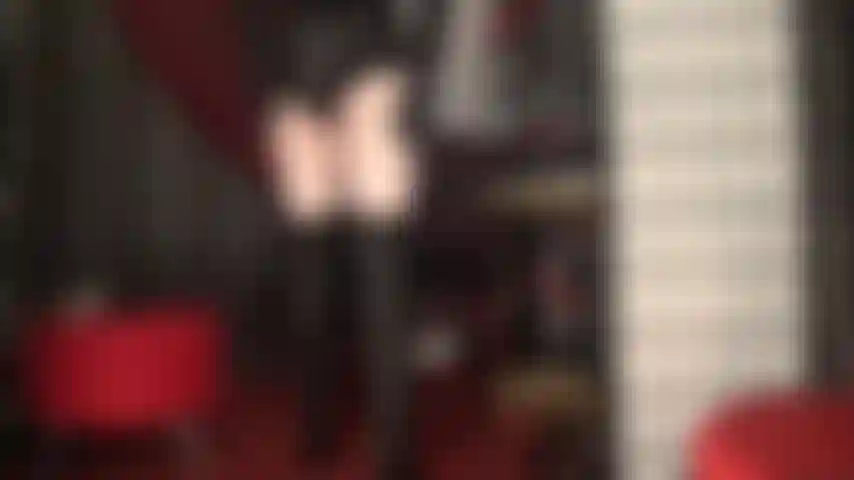 Pelle nera, collant bianchi e un grosso e gustoso cazzo da adorare, mia puttana.