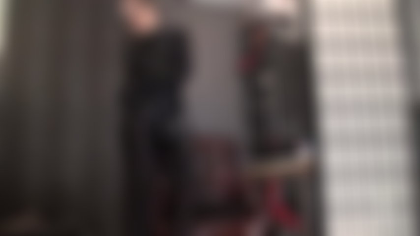 Vuoi questo grosso cazzo nero! - Vestita con una tuta nera lucida e attillata, la padrona indossa il suo strap-on più grande.