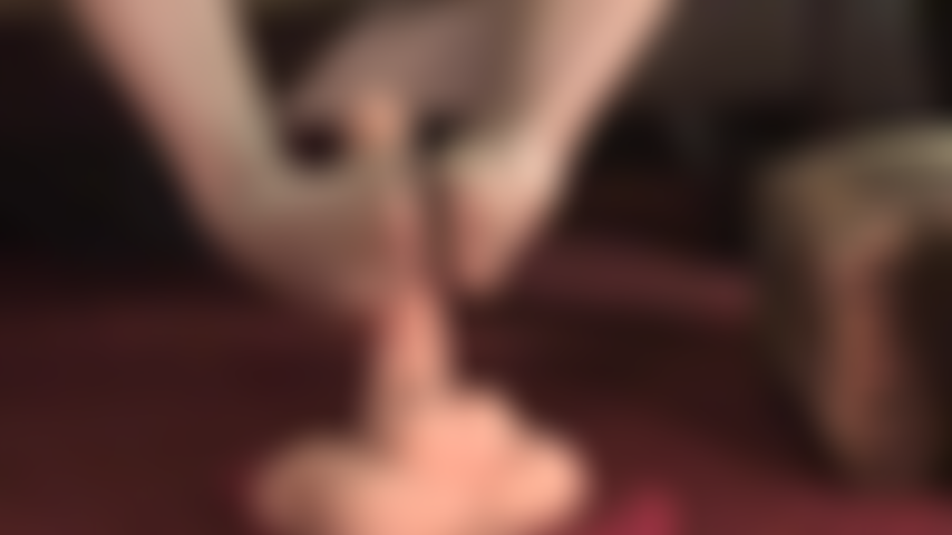 La padrona munge questo cazzo eretto con i suoi piedi lucidi, fatti di collant dorati e abbondante saliva.