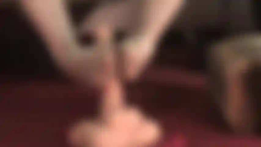 La padrona munge questo cazzo eretto con i suoi piedi lucidi, fatti di collant dorati e abbondante saliva.